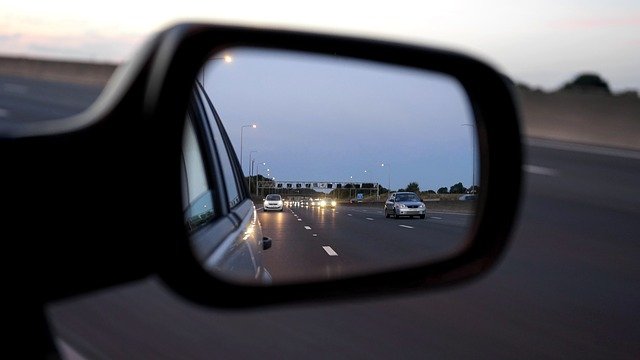 vigilar a través del espejo coche